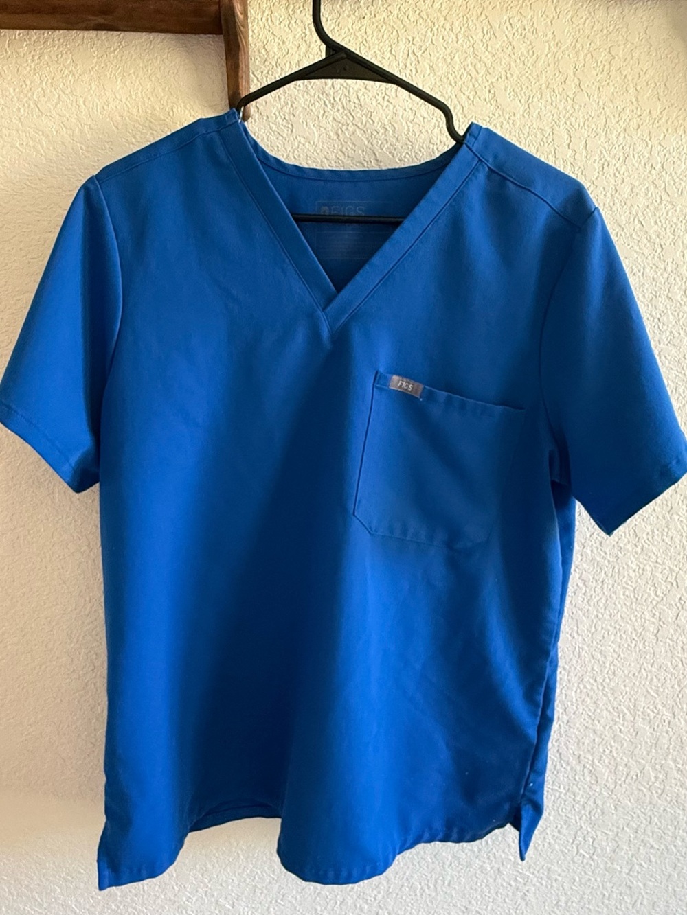 Figs scrub top 💙